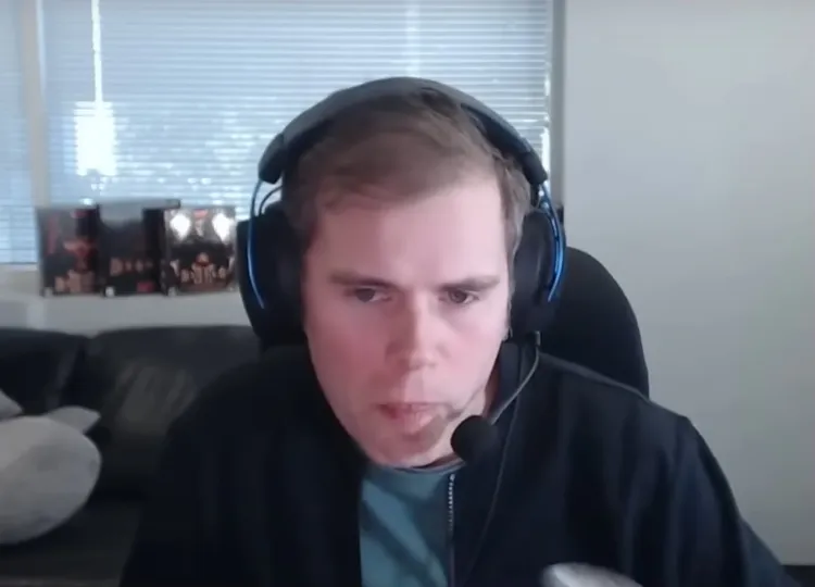 總監喝完一口還抿嘴回味。翻攝自YT頻道《IGN》