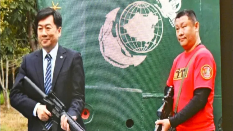 陳宗彥（左）遭爆在台南擔任公職時，接受「豆哥」王孝瑋（右）安排的性招待。立委陳琬惠提供