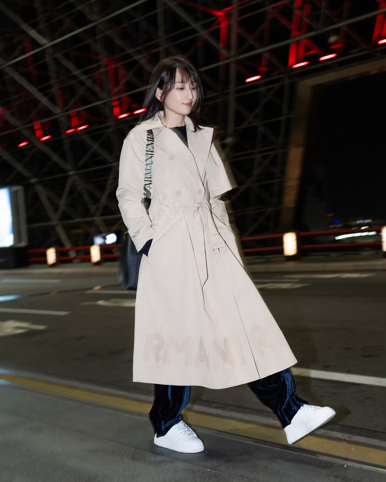 柯佳嬿以EMPORIO ARMANI卡其色風衣搭配深藍色長褲、白色休閒鞋的造型現身機場,輕鬆中不失氣質。品牌提供