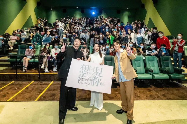 由施柏宇（左起）、柯佳嬿和許光漢所合演的《想見你》電影版，在亞洲各地均受到了熱烈的回響。翻攝somedayoroneday.movie IG