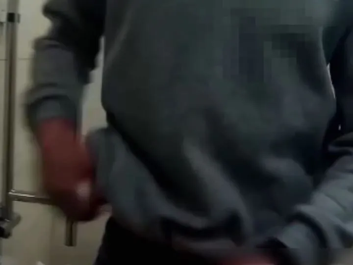 阮男從內褲裡取出毒品。蘆洲警分局提供
