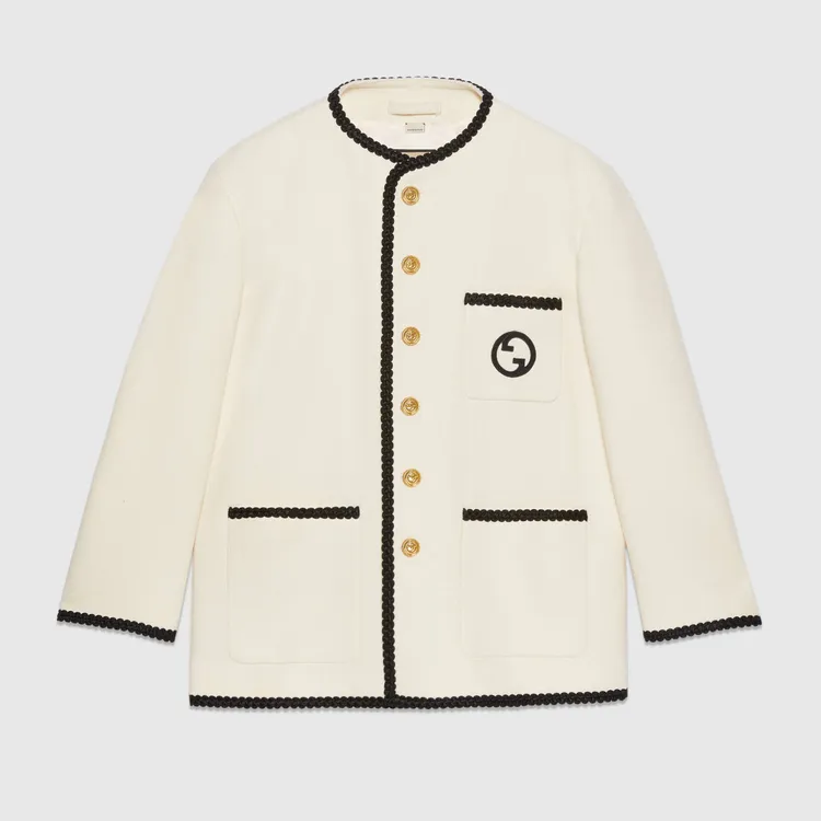 Hanni所穿GUCCI白色刺繡花呢夾克，11萬2300元。品牌提供