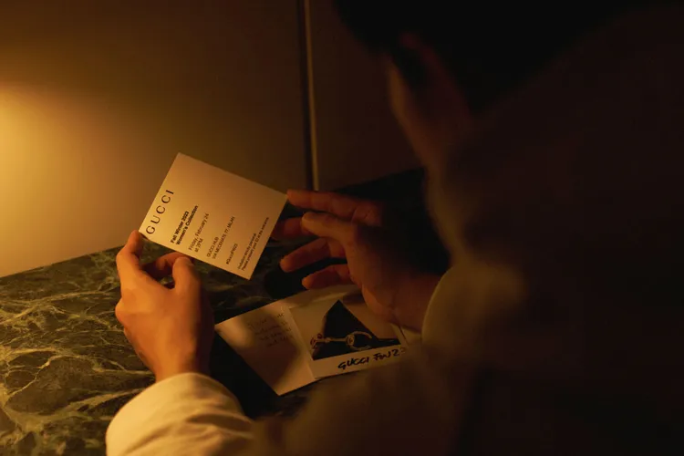 肖戰秀出GUCCI大秀邀請函。翻攝肖戰工作室微博