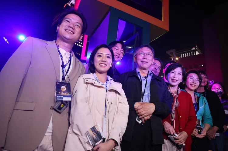 柯文哲率大陣仗逛燈會。林林攝