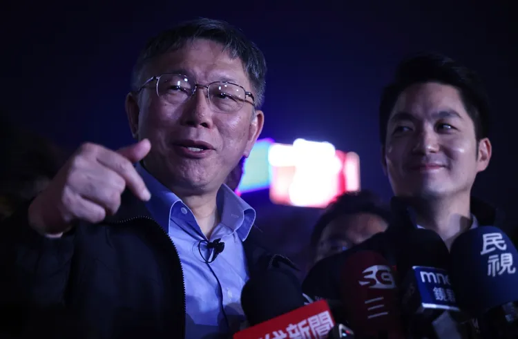 柯文哲說自己比較關心北市東區能否藉燈會活絡起來。林林攝