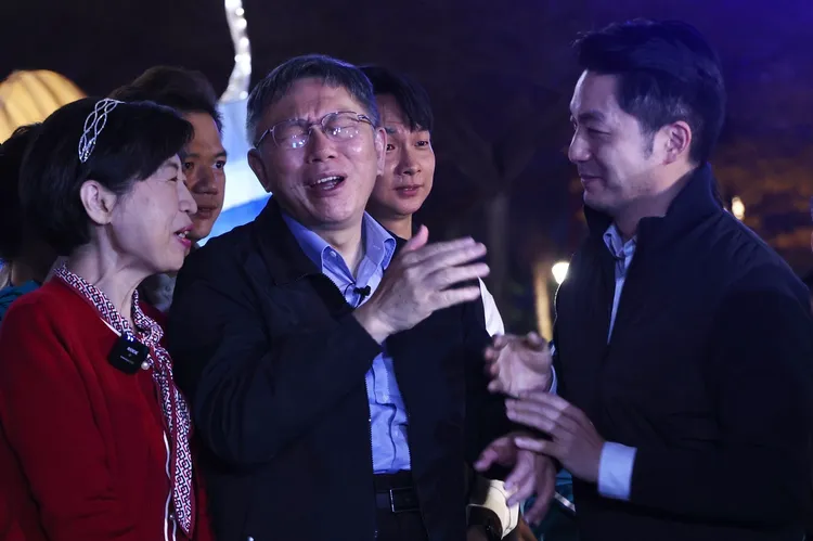 媒體聯訪前，蔣萬安伸手再次跟柯文哲致意，似乎為燈會開幕時柯文哲的邊緣位置致歉，柯文哲連說2次ok啦。林林攝