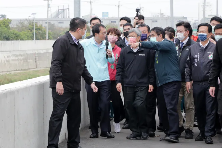 陳建仁南下視察三爺溪中下游治理工程。市府提供