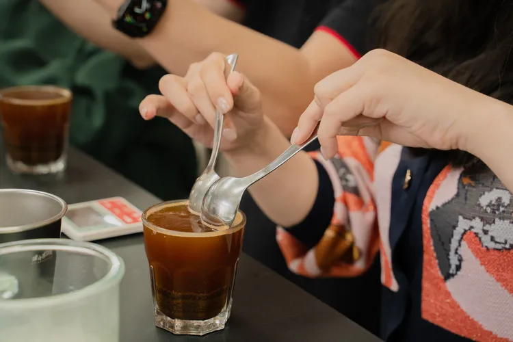 正在撈咖啡渣要品味。達文西咖啡 提供