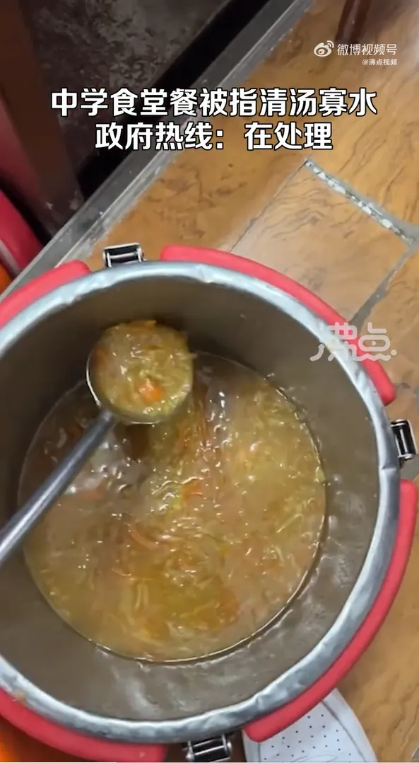 菜桶內的菜都是勾芡。微博