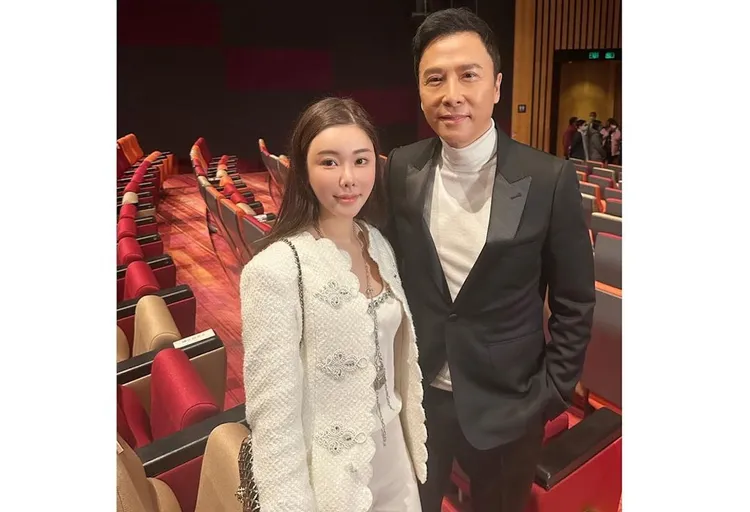 蔡天鳳1月出席慈善首映典禮，與影星甄子丹合影。翻攝IG