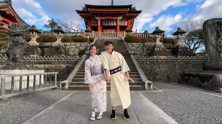 換上和服在清水寺跳舞。翻攝敖犬微博