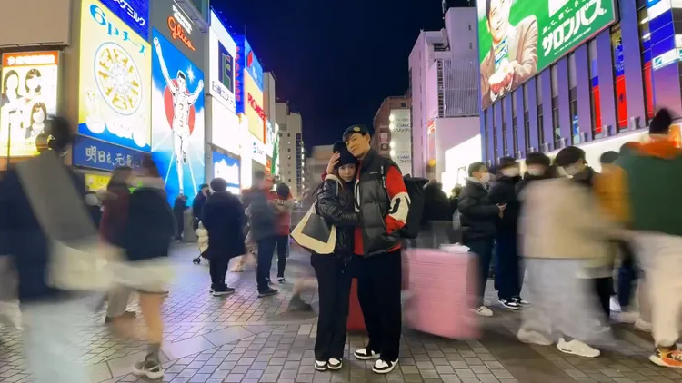 在人擠人的道頓堀自成兩人小世界。翻攝敖犬微博