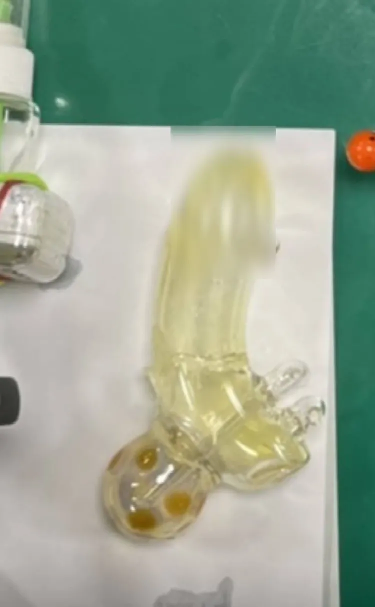 利用男性生殖器外型當吸食器的王女供稱，這樣比較有fu，令警員啼笑皆非。讀者提供