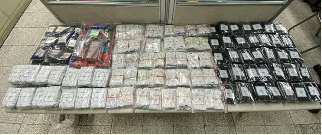 警方在商旅內破獲毒品分裝場，查獲各式毒品。警方提供