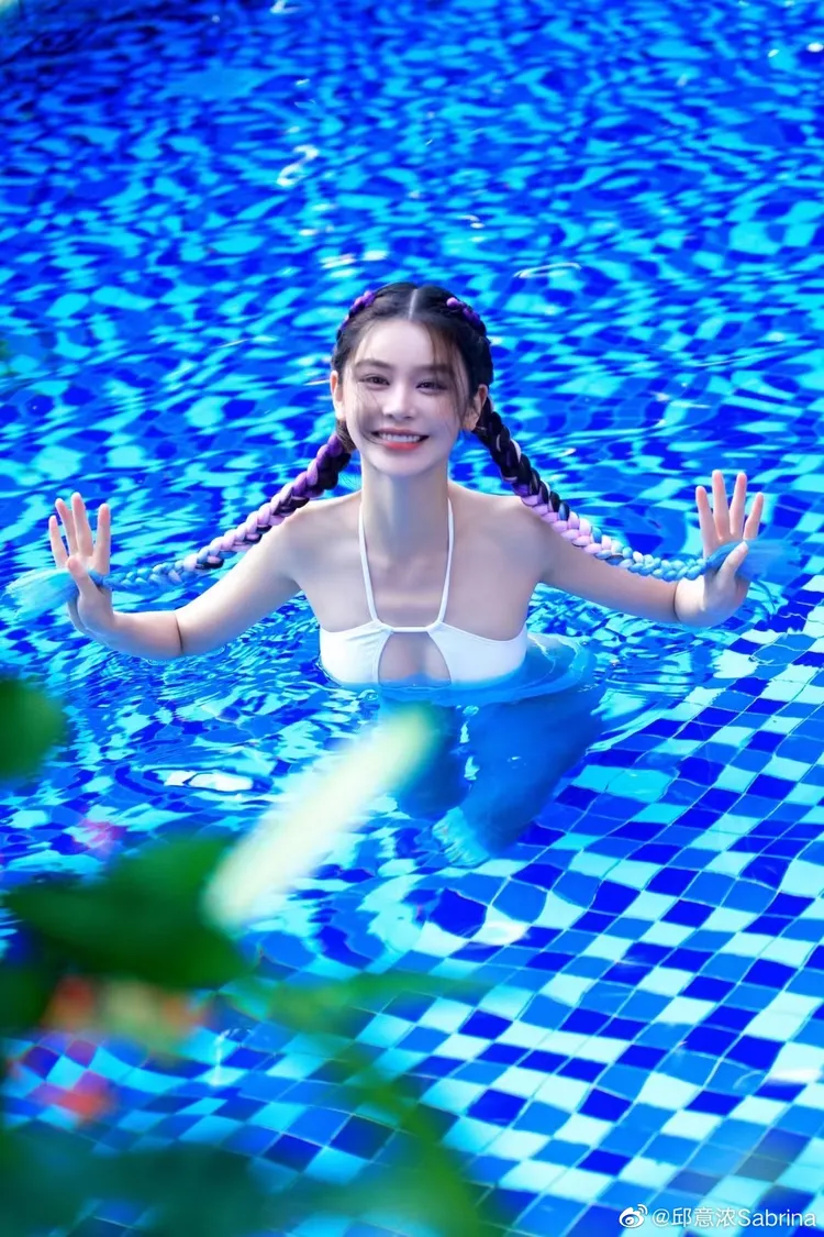 邱意濃曬出比基尼照。翻攝邱意濃微博