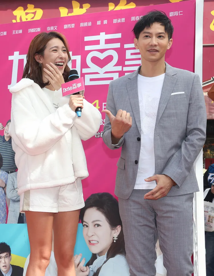 鄒承恩（右）和楊晴熱情與粉絲互動。彭欣偉攝