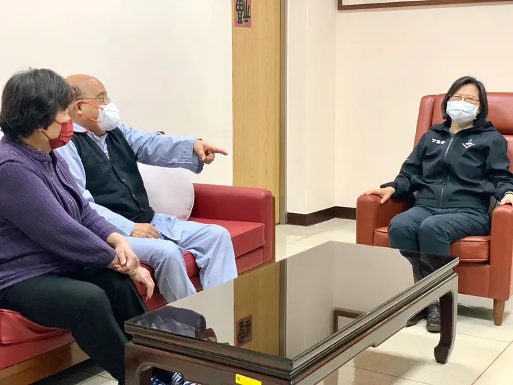 總統蔡英文(右)到北榮探視蘇貞昌(中)。翻攝蘇貞昌臉書