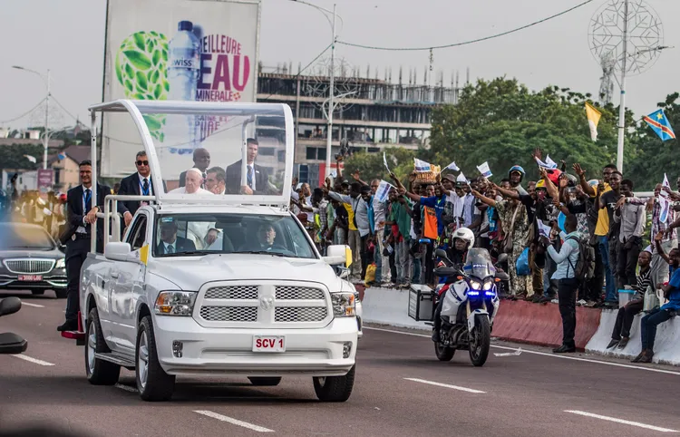 教宗訪問民主剛果，受到民眾夾道歡迎。美聯社