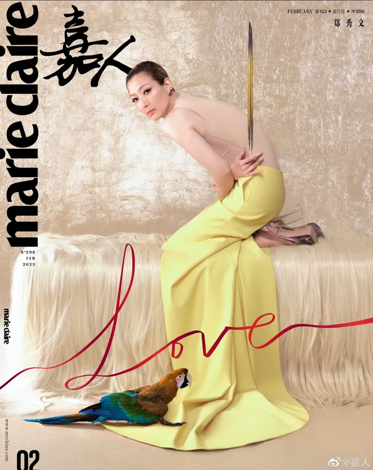 鄭秀文身穿VALENTINO 2023春夏洋裝，拍攝雜誌封面。翻攝《嘉人》微博