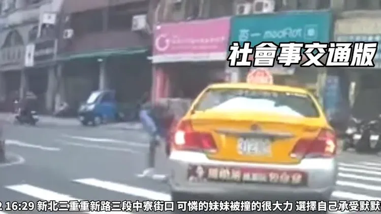 女學童被撞上差點跌倒。翻攝自社會事交通版