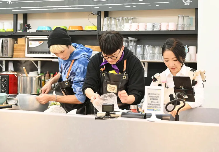 大狗一進門，陶晶瑩(右起)、許富凱與曹佑寧就忙到不可開交。台視提供