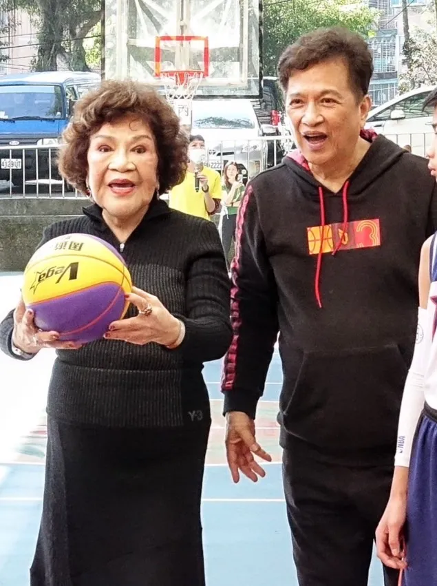 周遊（左）和李朝永很有夫妻臉。莊宗達攝