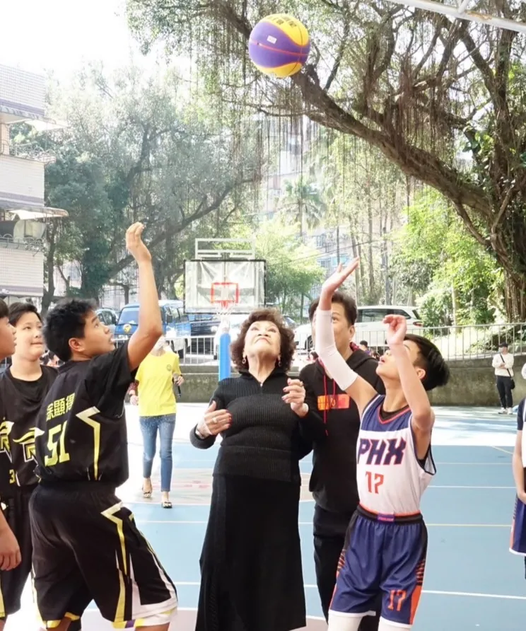 周遊看著自己往上拋的籃球。莊宗達攝