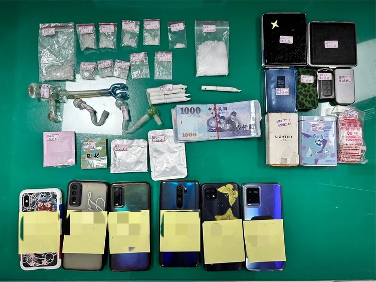 警方起出毒品、手機、現金等證物。警方提供