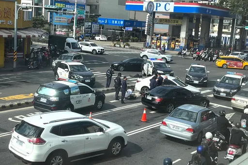 台南悍女鬧區疾駛連環撞　里長倒楣破頭！還好有賓士擋路助擒匪