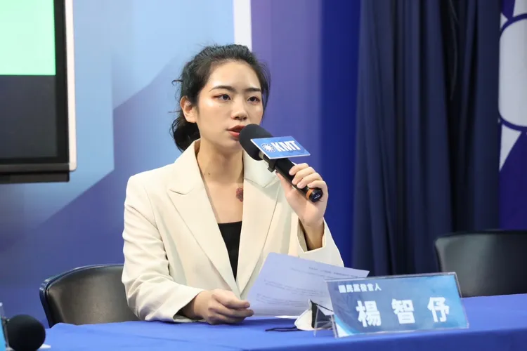 楊智伃以最近行政官員荒腔走板的事件反酸新內閣的「溫暖堅韌」。國民黨提供