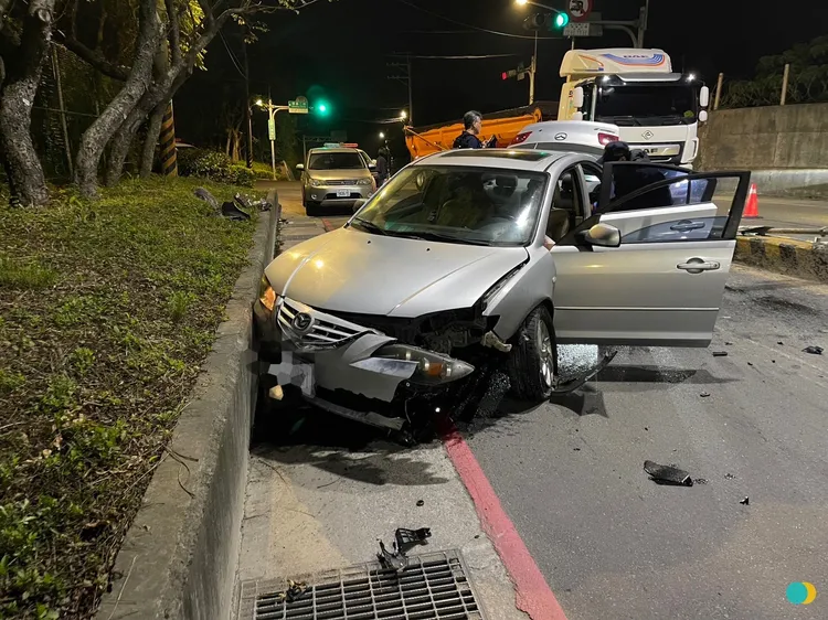 韓男駕車不慎自撞分隔島後棄車逃逸。三峽警分局提供