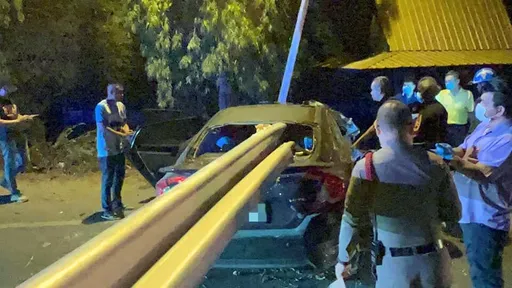 警察飆速超車失控 護欄貫穿車體「把他整顆腦袋插飛奪命」