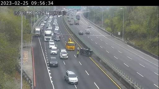 3小客車追撞翻覆「回堵7公里」 高公局示警今下午地雷路段