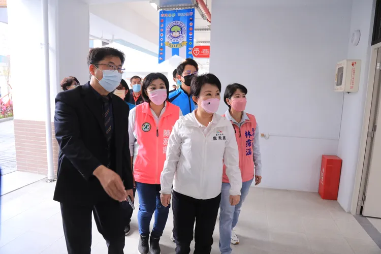 盧秀燕上午到樹德國小視察開學日情況。市府提供