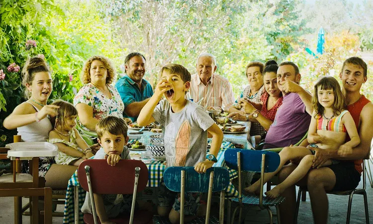 《桃子樹的最後豐收》（Alcarràs）描述西班牙桃農家族的最後一次收成