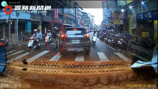 逆向騎士被叭怒攔車!爆粗開嗆「叭三小」影片曝 網心驚:歹年冬搞蕭郎