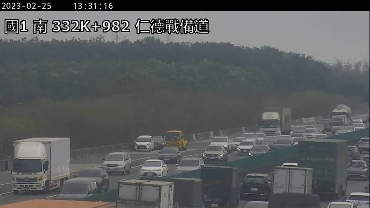 今國1北向333.3公里處，今下午發生2輛小客車追撞。高公局提供