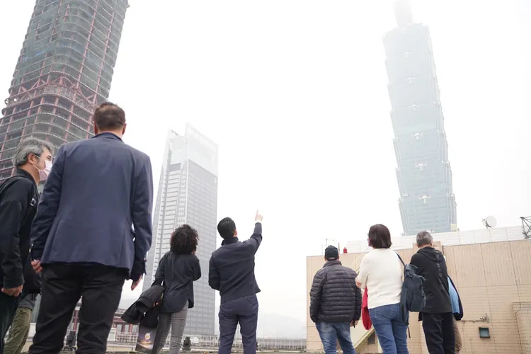 一行人到市府頂樓勘景。引自蔣萬安臉書