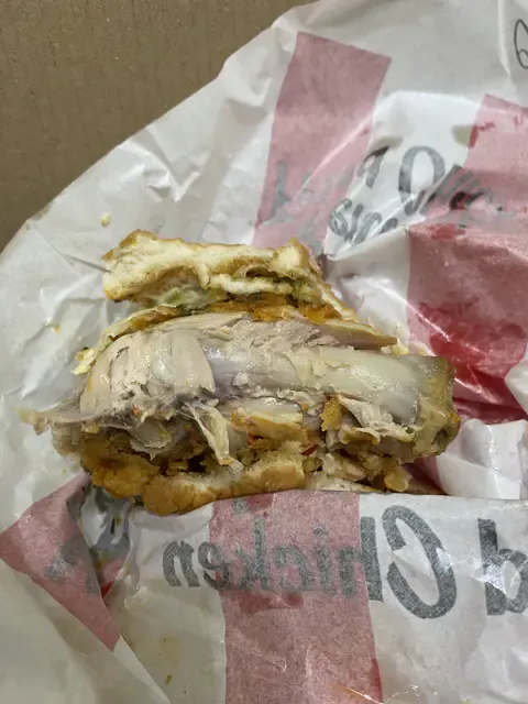 原po吃漢堡咬到整塊骨頭令他傻眼。翻攝自Dcaed論壇