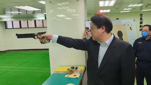 林右昌開槍畫面曝光！打靶初體驗連射4發　自評「應該有60分」