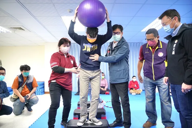 陳其邁今到鹽埕社會福利中心慰訪長輩、身障朋友。高市府提供