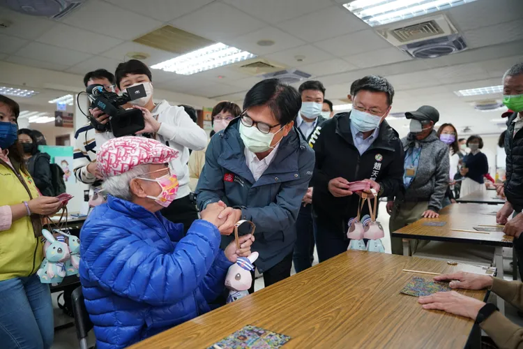 陳其邁今到鹽埕社會福利中心慰訪長輩、身障朋友。高市府提供