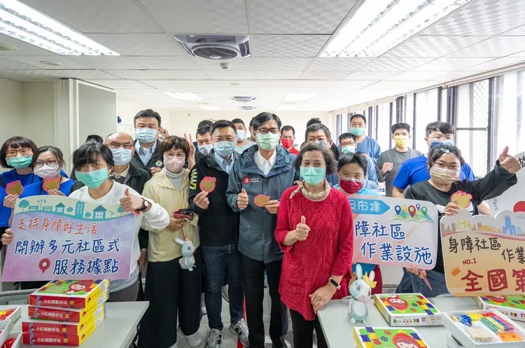 陳其邁慰訪長輩及身障朋友。高市府提供