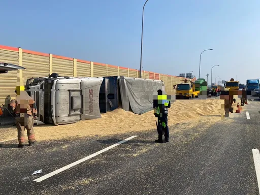 滿路盡帶黃金穀!國1台南段貨車追撞聯結車都翻了 車流紫爆回堵8公里