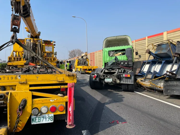 拖吊業者協助搶救。讀者提供