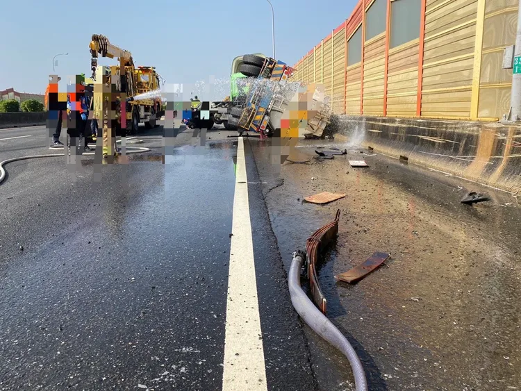 警消到場灑水稀釋化學液體。讀者提供