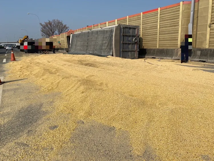 運穀車追撞連結後側翻在外側車道。讀者提供