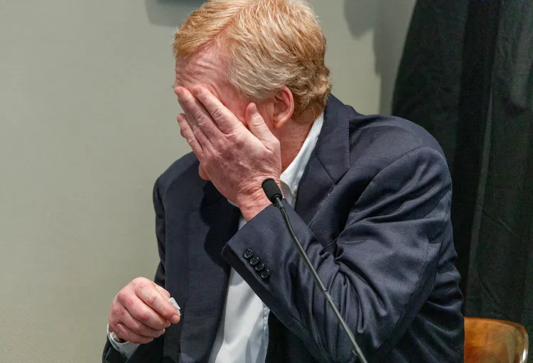 梅鐸在庭上激動落淚。美聯社