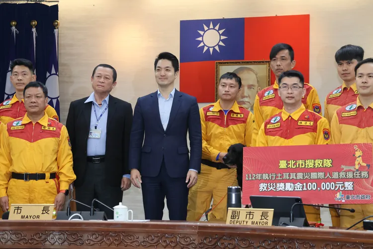 蔣萬安表揚搜救隊。彭欣偉攝