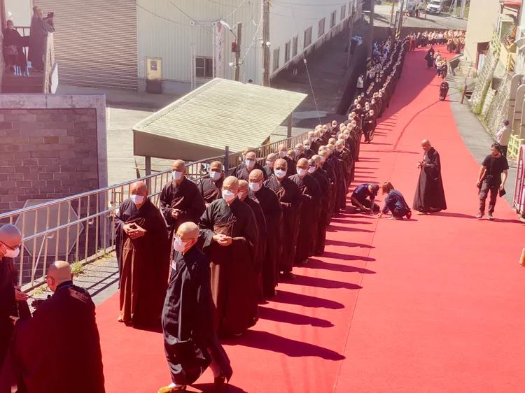 佛光山全國各分會、寺廟的弟子們分站500公尺長的紅地毯二旁等候涅槃塔。王志弘攝